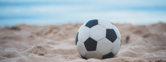 Förläng sommaren med sol, bad – och fotboll